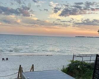 Beachfront Home With Stairs To Sandy Bea - Wainfleet - Beach
