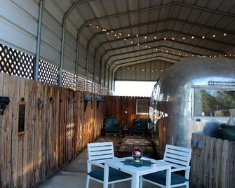 Secluded and Vintage Airstream with Vineyard Views in Paso Robles Wine Country, California - Paso Robles - Patio