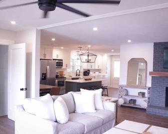 Magnolia at The Shoals: Lakefront Home on Wilson Lake - Muscle Shoals - Living room