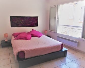 Picturesque village house - Saint-Raphaël - Bedroom