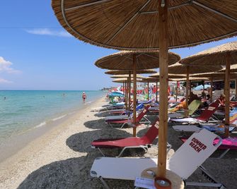 Summer Beach Hotel - Polychrono - Strand