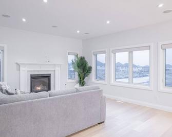 Luxe Exclusive 4 Bedroom House - London - Living room