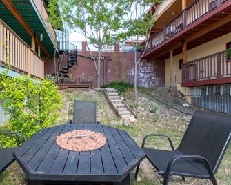 Spacious Studio with a Kitchenette, Private Deck, Firepit in Historic Jerome - Jerome - Patio