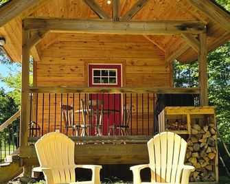 Escape with 7 seat HotTub and Outdoor Entertainment Sleeps 6 South Algonquin - Whitney - Hàng hiên