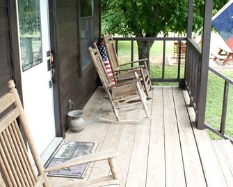 Double U Barr Ranch - Cowboy Cabin - Bandera - Innenhof