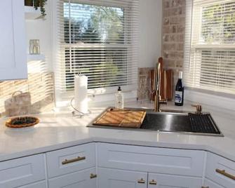 3BD/2BA home. Beautiful sunrise. Kids room with play area. Pet Friendly - Goode - Cocina