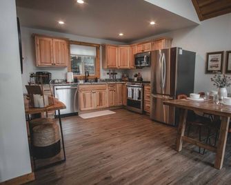 Top 1% Salmon River Cabin - Big Views, Quiet + 35-Ft Deck - Riggins - Cocina