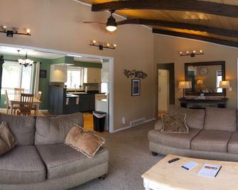 Spacious Hermantown Vacation Space! Rural Feel Close To Town - Duluth - Sala de estar