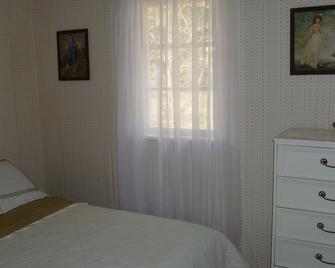 Home away from home, nestled into a small, family, cherry orchard. - Creston - Camera da letto