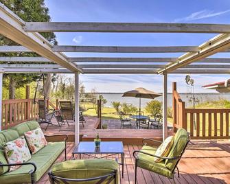 Gloucester Retreat with Backyard Oasis and Pier! - Gloucester - Patio