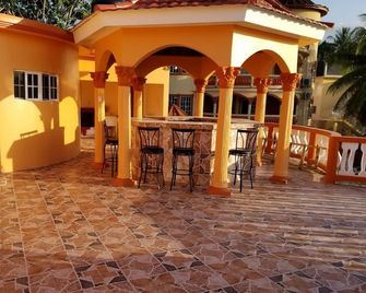 Penthouse View And Flats Vacation Home (#3 Studio Apartment) - Bahía Montego - Patio