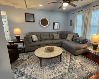 Close to VT/Radford! Perfect spot for game weekends! - Radford - Huiskamer