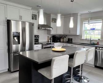 Executive Home in Dieppe (Semi-Detached) - close to airport & downtown Moncton - Dieppe - Kitchen