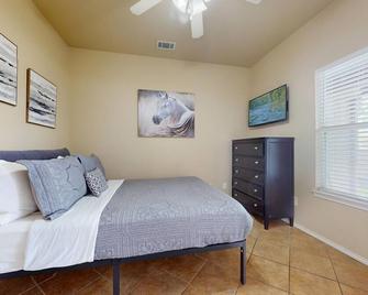 Walking Distance To All! Trv 'Black Stone' : Free Tubes With Rental! - New Braunfels - Bedroom