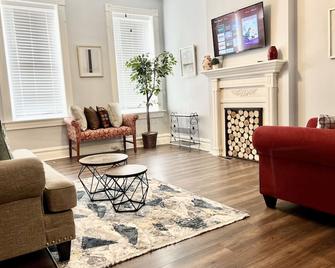 Soulard 1 Bedroom with In-Unit Washer Dryer - Long Term Welcome Pet Friendly 1W - St. Louis - Living room