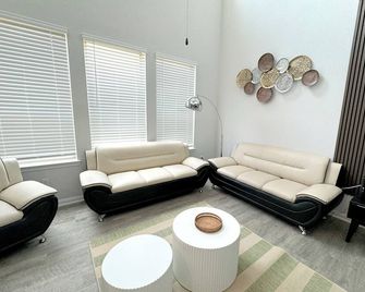 New 5br house with 4 king beds · Hot tub · Pets OK · Work space · 75' 4K TV - Conroe - Wohnzimmer