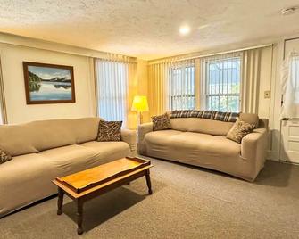 Bright, spacious getaway with full kitchen, furnished porch & WiFi - near trails - Mount Desert - Living room