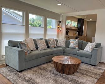 Regal's Cottage on the Lake - Jackson - Living room