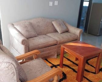 Cozy Livin’ Retreat — Your Stylish Home in the Heart of the City - Maseru - Living room