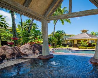 Spacious condo with Central AC, beautiful pool and relaxing hot tub - Princeville - Pool