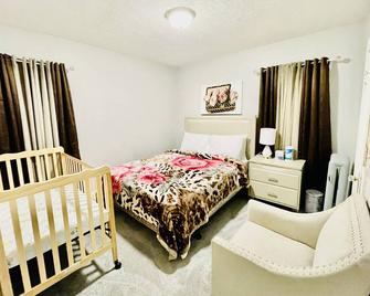 fearlessRose Vacation Rental - Springfield - Bedroom