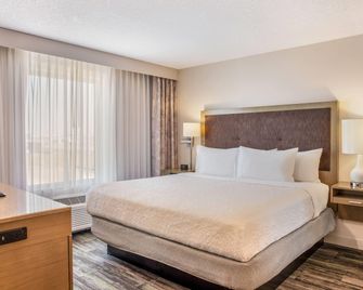 Ramada by Wyndham St. Paul AB - Saint Paul - Bedroom