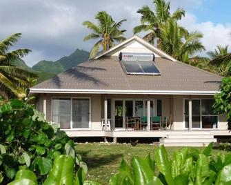 Seaspray Beach Villa - beachfront holiday home - Avarua - Building