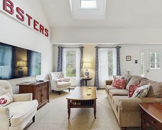 Island Pines - Southport - Living room