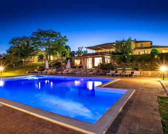 Agriturismo Sanguineto - Монтепульчіано - Басейн