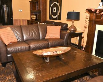 Fortune Inn & Suites - Newport - Living room