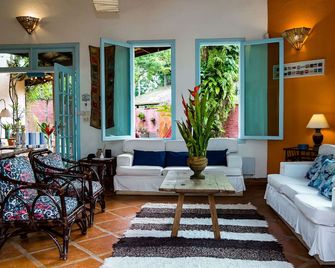 20 Mts From The Sand, High Standard, Delicious House - Praia Barra do Sahy - Living room