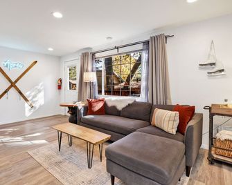 Apres Chalet Retreat~ Hot Tub~ Relax Away Cottage~ - Sugarloaf - Living room