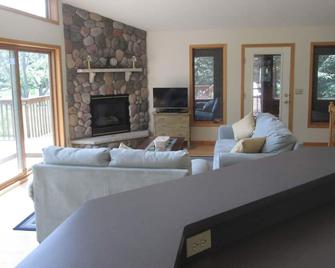 Emma's Spectacle Lake Home - a Perfect Retreat from the World - Cambridge - Living room