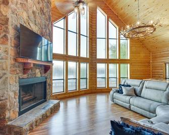 Lakefront Gladewater Retreat with Dock and Hot Tub! - Gladewater - Living room