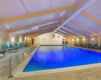 La Quinta Inn & Suites by Wyndham Springfield MA - Springfield - Piscina