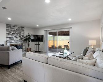 Luxostays | ! Modern 4br W/ Backyard & Nr Hwy - Concord - Living room