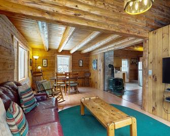 Beautiful log home w/ patio - perfect for outdoor enthusiasts, dogs OK - Twin Mountain - Oturma odası