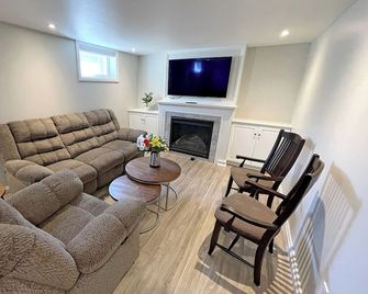 Private Suite, Patio & Yard. Walk to University of Guelph. - Guelph - Living room