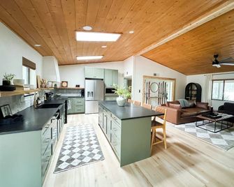 Lakeside Cozy Cabin Retreat/Modern Ski Chalet 3bd / 2bth + Game Room & huge lot - Show Low - Kitchen