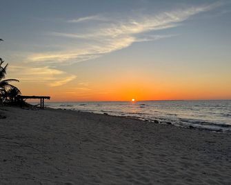 Sunset Cottage - Beautiful 2-bedroom beachfront cottage in charming Cayman Brac - West End - Beach
