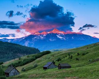 Charming South Oak Treehouse by Lodging In Telluride | Heart of Telluride Town & walk to ski - Telluride - Vista del exterior