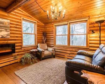 Unique Vermont Log Cabin Nestled in Red Mountains - Арлінгтон - Вітальня