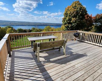 Cheerful 2 Bedroom lake view flat on the Seneca wine trail - Burdett - Balcón
