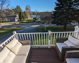 Cozy lake view home, centrally located with lake access and private dock! - Gloversville - Balcony