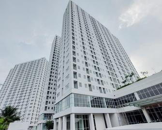 Homey and Cozy Stay Studio Room at Serpong Garden Apartmen - Serpong - Building