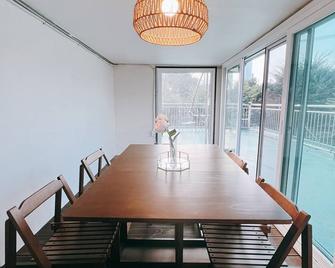 1000 sqft exclusive accommodation located 10 minutes away from Seongsu Station! - Seoul - Dining room