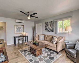 Ski, Hike and Unwind Cozy Carson City Duplex! - Carson City - Living room