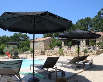 Le Hameau Fleur de Pierres , Chambre , Gite et Table d'Hôtes - Murs - Piscina