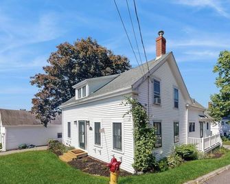 Wiscasset Holiday - Wiscasset - Building