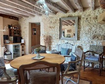 Le Bourgis chambres d'hotes - La Chapelle-Montligeon - Comedor